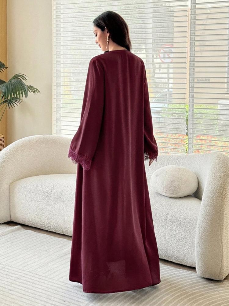 Al Najma عباءة نسائية بتصميم رومانسي أنيق بلون موحد مع تفاصيل شبكية ودانتيل مزخرف وذيل واسع