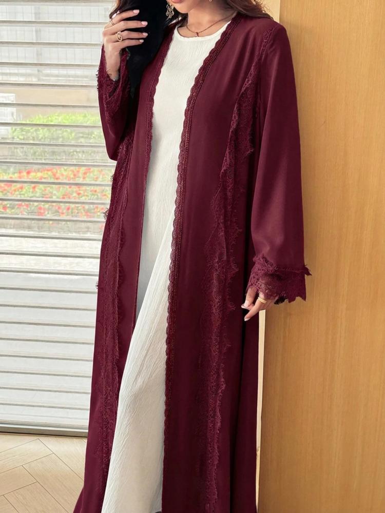 Al Najma عباءة نسائية بتصميم رومانسي أنيق بلون موحد مع تفاصيل شبكية ودانتيل مزخرف وذيل واسع
