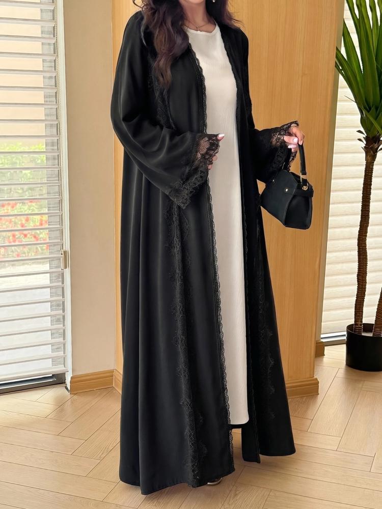 Al Najma عباءة نسائية بتصميم رومانسي أنيق بلون موحد مع تفاصيل شبكية ودانتيل مزخرف وذيل واسع