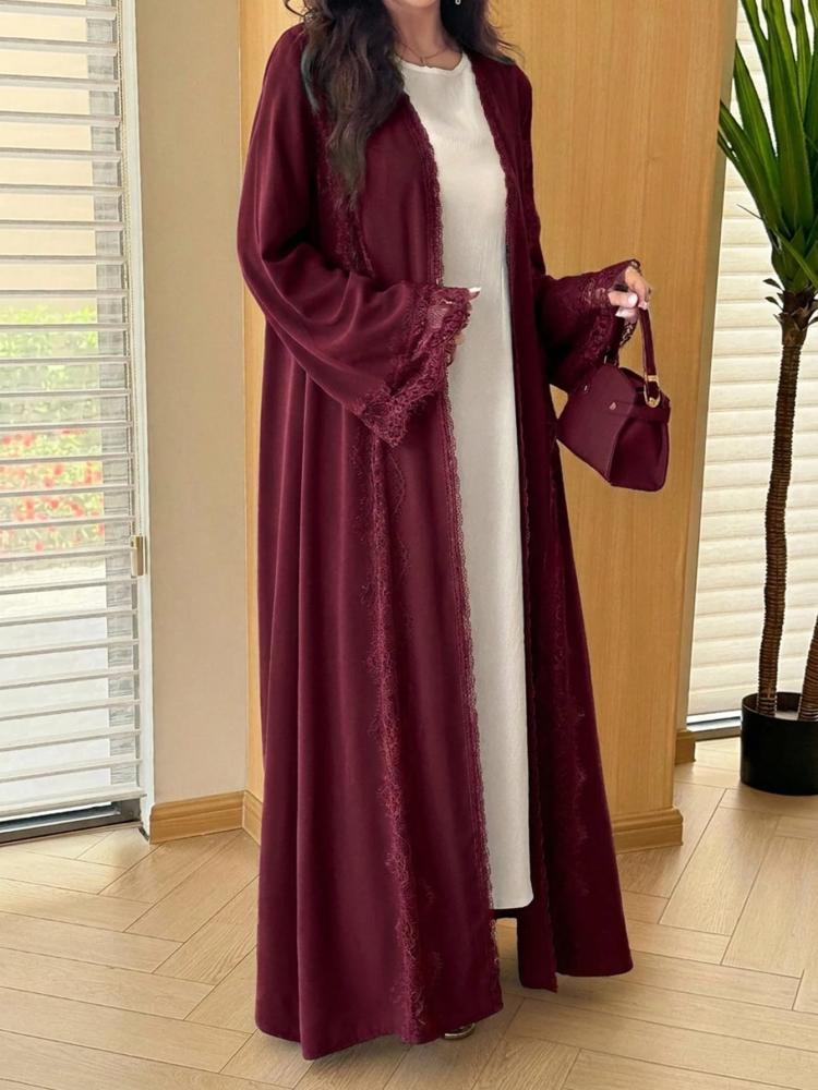 Al Najma عباءة نسائية بتصميم رومانسي أنيق بلون موحد مع تفاصيل شبكية ودانتيل مزخرف وذيل واسع