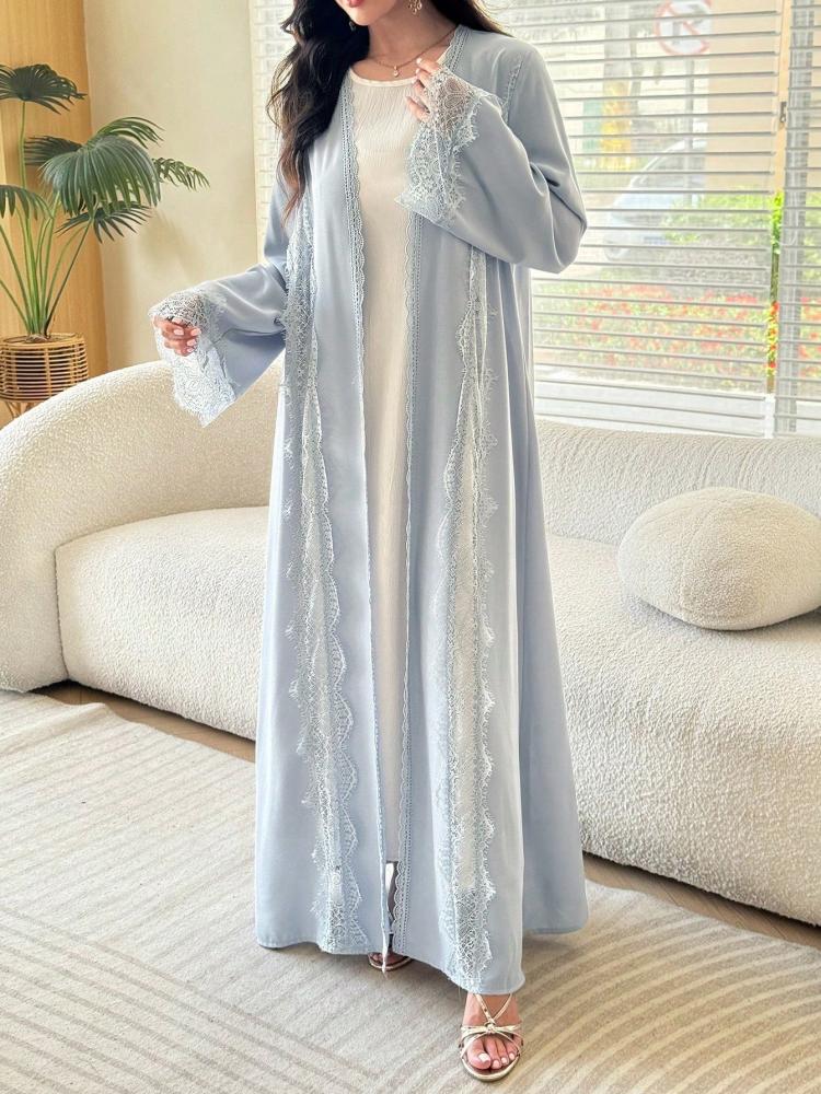 Al Najma عباءة نسائية بتصميم رومانسي أنيق بلون موحد مع تفاصيل شبكية ودانتيل مزخرف وذيل واسع