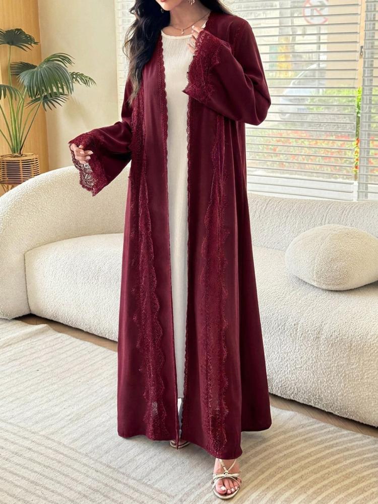Al Najma عباءة نسائية بتصميم رومانسي أنيق بلون موحد مع تفاصيل شبكية ودانتيل مزخرف وذيل واسع