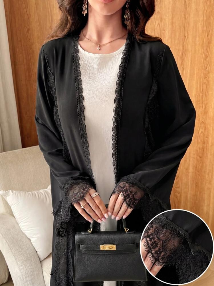Al Najma عباءة نسائية بتصميم رومانسي أنيق بلون موحد مع تفاصيل شبكية ودانتيل مزخرف وذيل واسع