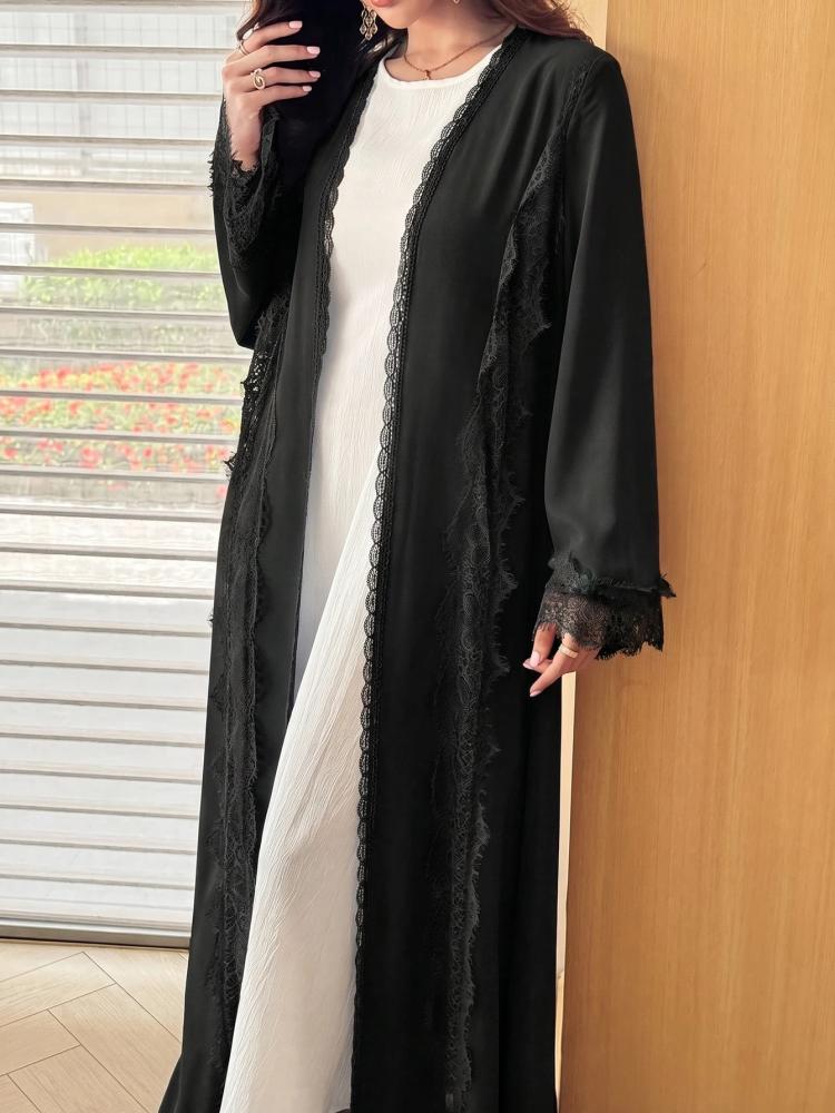 Al Najma عباءة نسائية بتصميم رومانسي أنيق بلون موحد مع تفاصيل شبكية ودانتيل مزخرف وذيل واسع