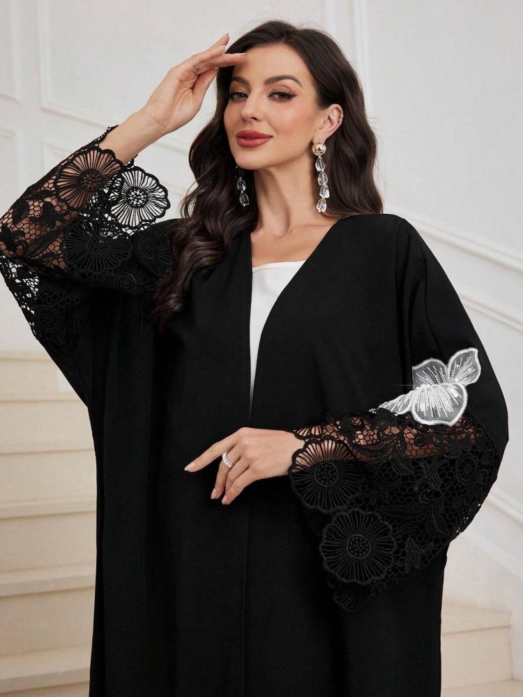 عباءة نسائية فضفاضة بأسلوب عربي مع أكمام دانتيل مرقعة وزخارف تطريز