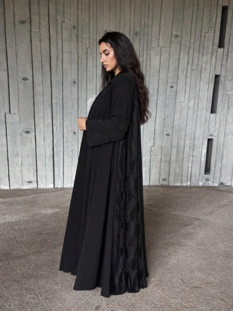 Hafizah عباية خارجية بتصميم بسيط وأنيق،