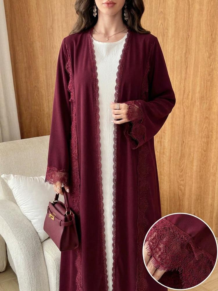 Al Najma عباءة نسائية بتصميم رومانسي أنيق بلون موحد مع تفاصيل شبكية ودانتيل مزخرف وذيل واسع