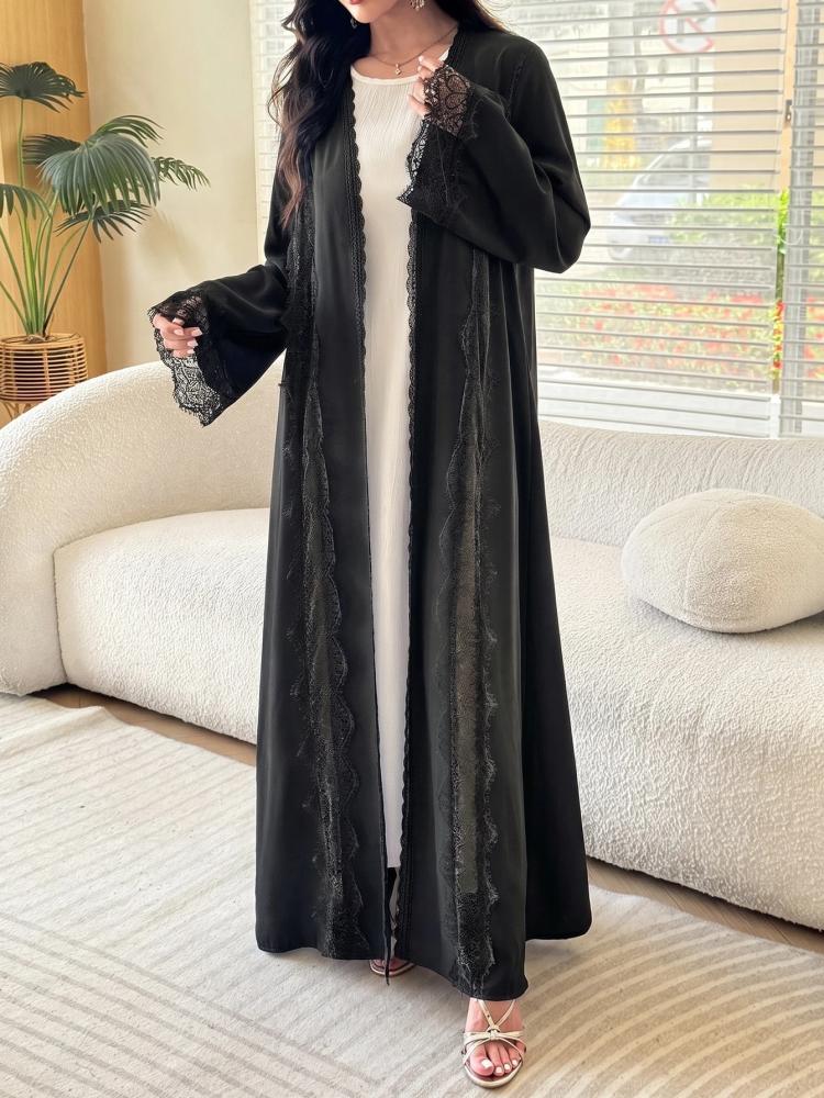 Al Najma عباءة نسائية بتصميم رومانسي أنيق بلون موحد مع تفاصيل شبكية ودانتيل مزخرف وذيل واسع