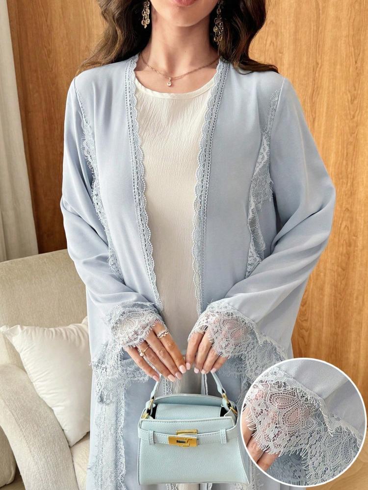 Al Najma عباءة نسائية بتصميم رومانسي أنيق بلون موحد مع تفاصيل شبكية ودانتيل مزخرف وذيل واسع
