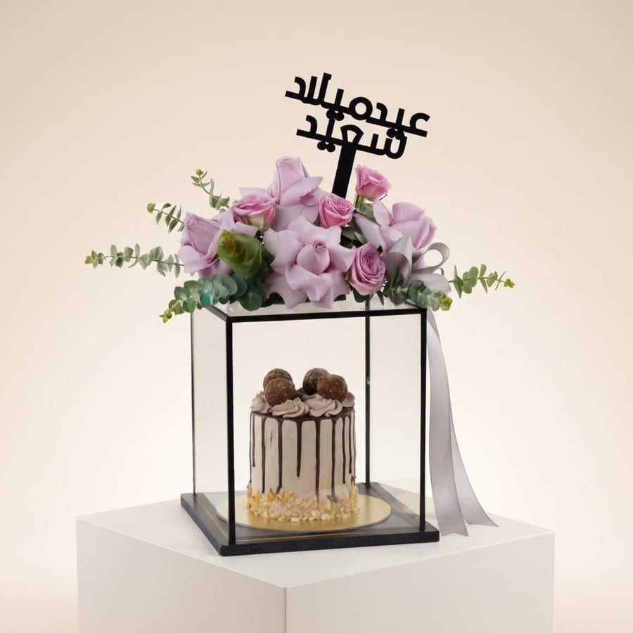 ستاند ورد ارجواني مع كيك