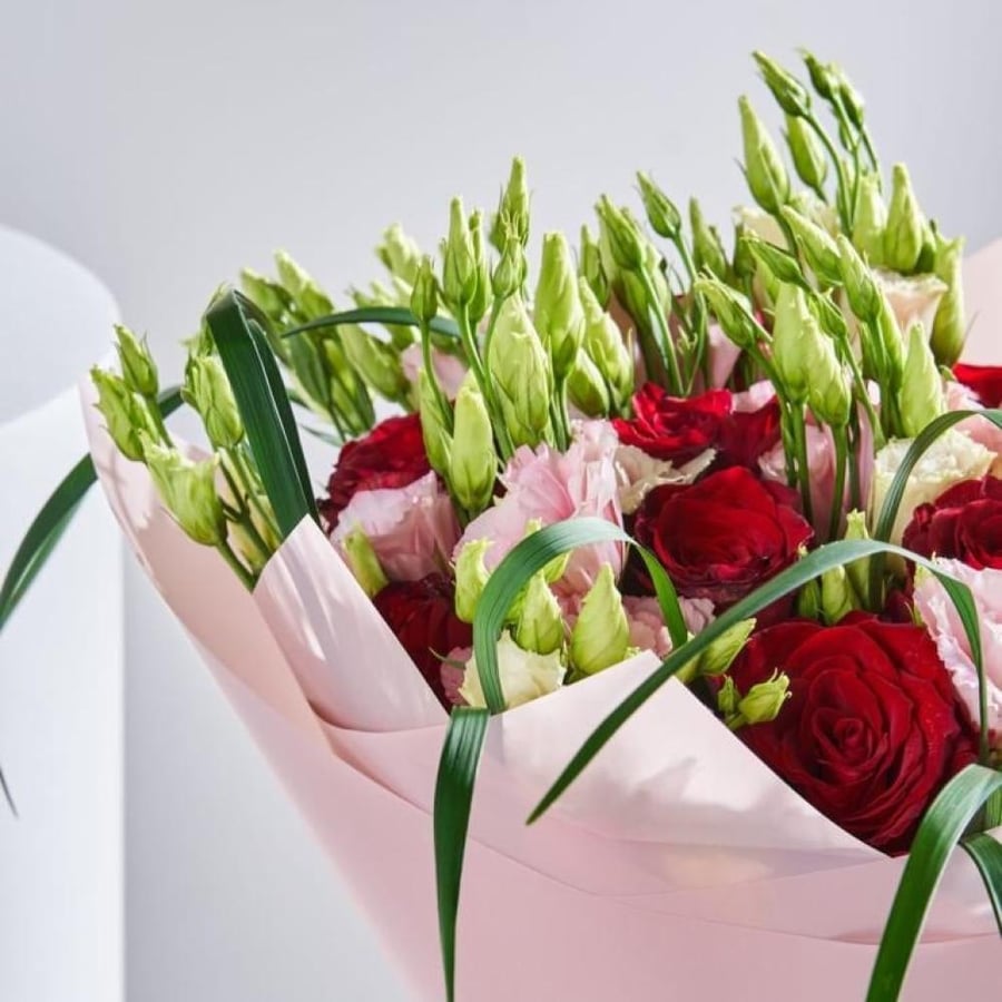 باقة تناغم زهور استوما والجوري