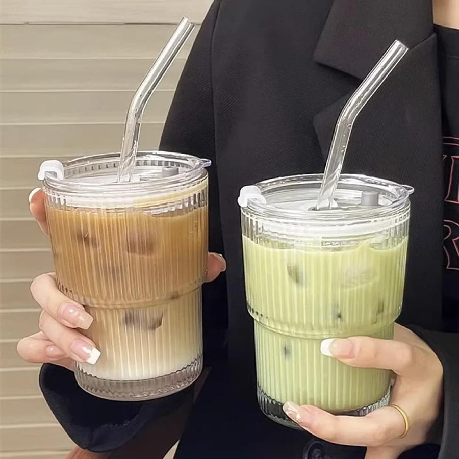 كوب زجاجي شفاف بغطاء وقشّة