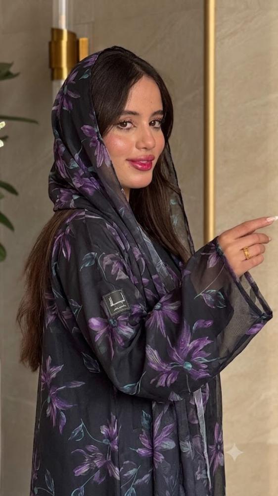 عباية شيفون ليلك سوداء بنقشة ورد بنفسجي