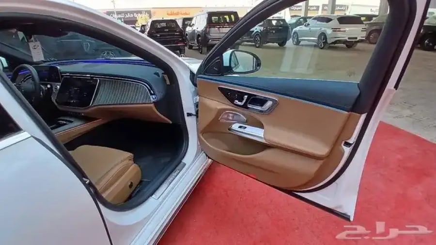 مرسيدس E300 2026سقف بانوراما-رادار-عداد ديجيتال(بنزين)2.0T