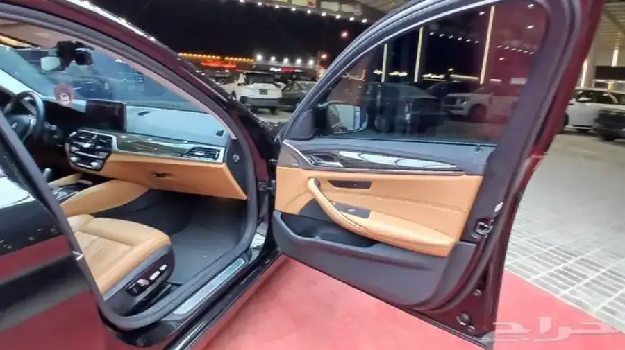 بي ام دبليو 520i 2021 رادار-ليد داخلي -بروجكتر(بنزين)2.0T