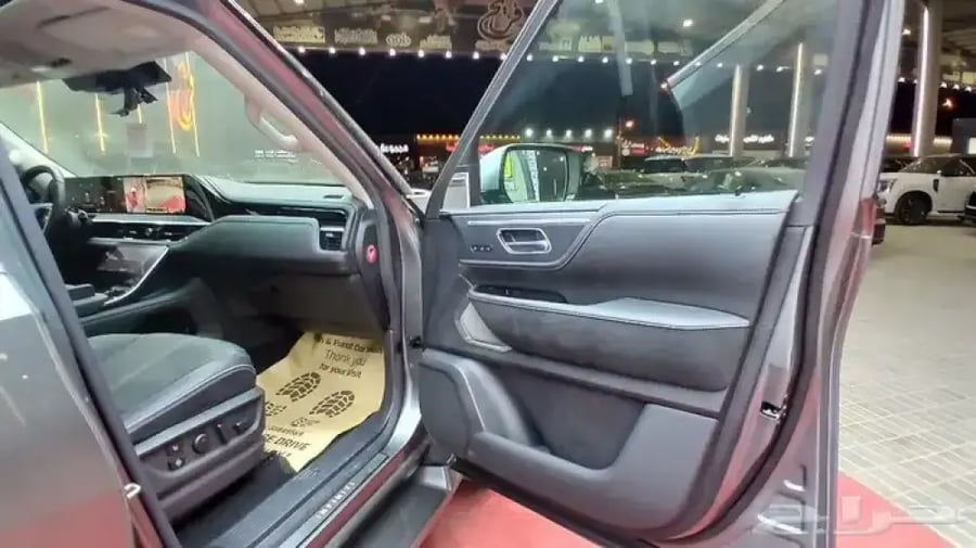انفينتيQX80 2025 سنسوري-عداد5000-المانع-داخل اسود(بنزين)3.5T