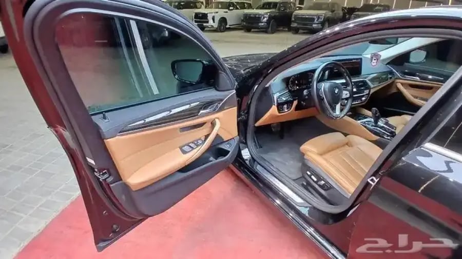 بي ام دبليو 520i 2021 رادار-ليد داخلي -بروجكتر(بنزين)2.0T