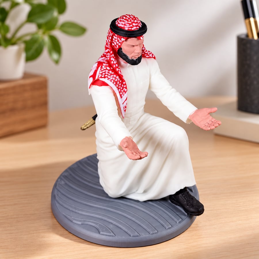حامل قلم سعودي بالثوب والشماغ – مجسم ثلاثي الأبعاد ️