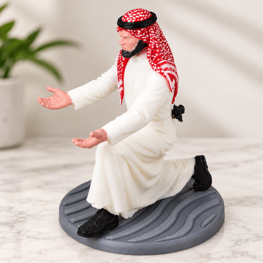 حامل قلم سعودي بالثوب والشماغ – مجسم ثلاثي الأبعاد ️