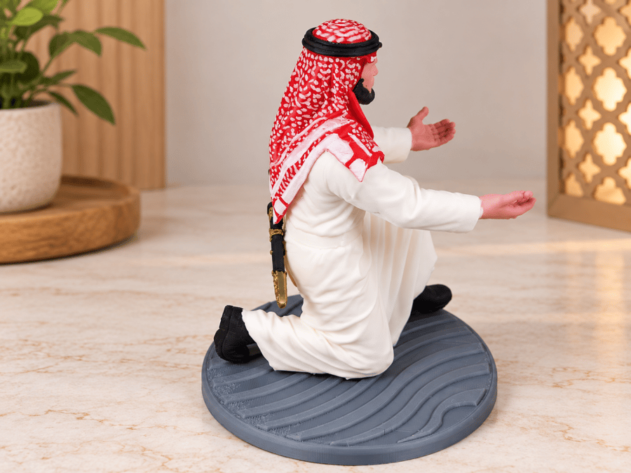 حامل قلم سعودي بالثوب والشماغ – مجسم ثلاثي الأبعاد ️