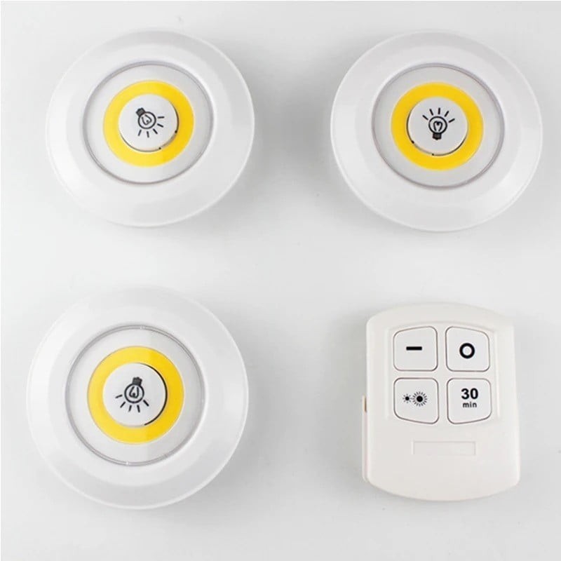 3 مصابيح LED سبوت ، تثبت بلاصق ، تعمل بريموت وتحكم شدة إضاءة ، تعمل بـ 3 بطاريات AA.