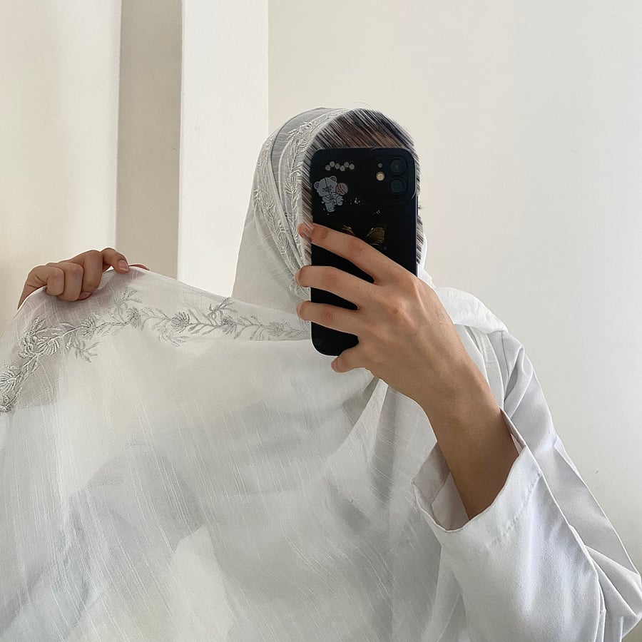 طرحة نوران لينن لون ابيض بتطريز ابيض