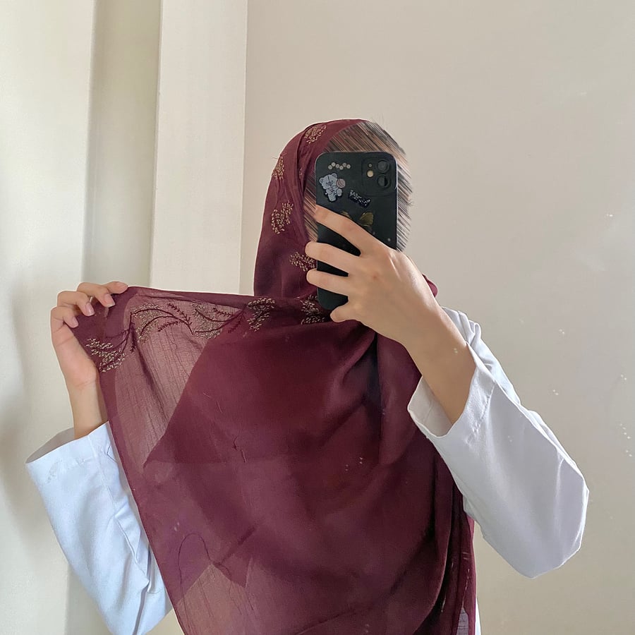 طرحة رغد لينن لون عنابي