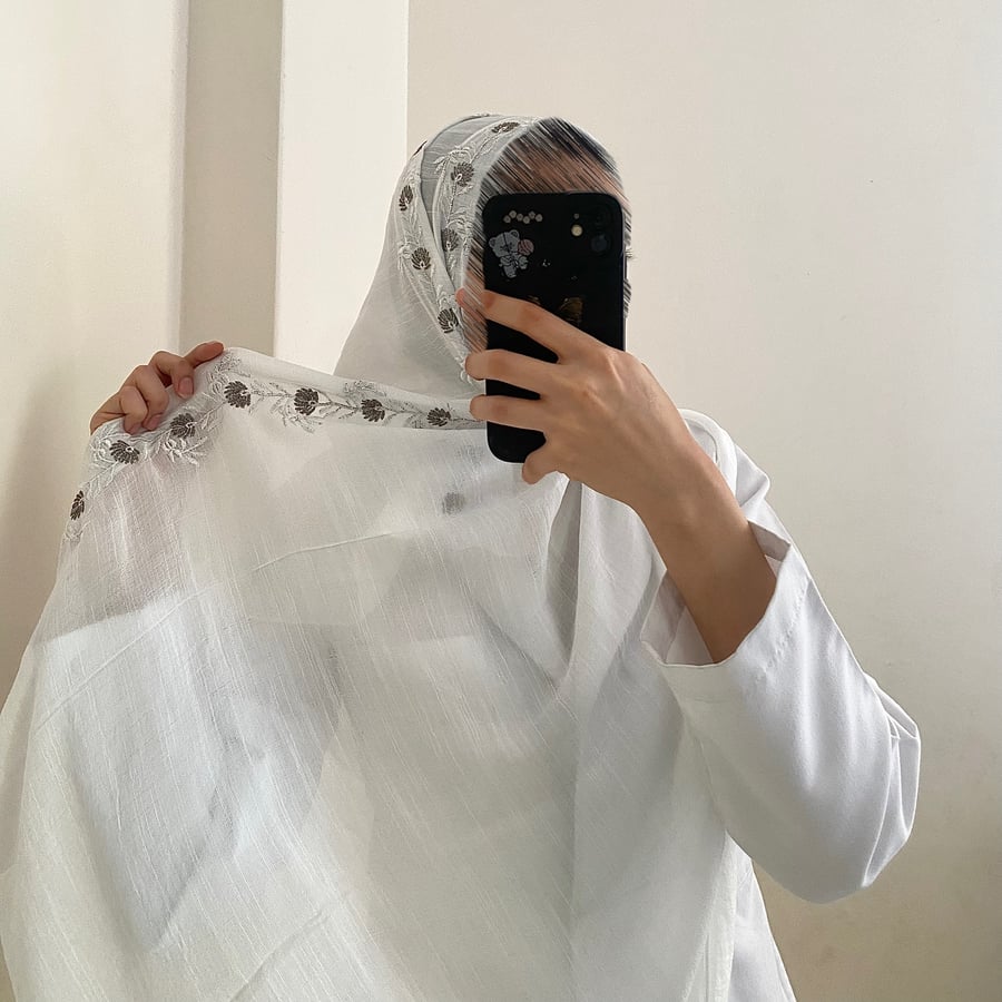 طرحة نوران لينن لون ابيض بتطريز فضي