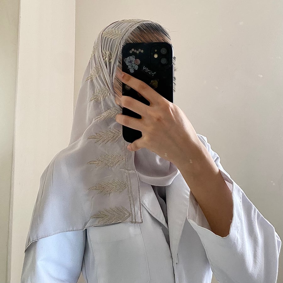 طرحة ريم ليزر لون رمادي فاتح