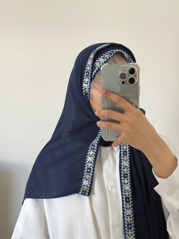 طرحة ليزر لون كحلي بطرف كلفة