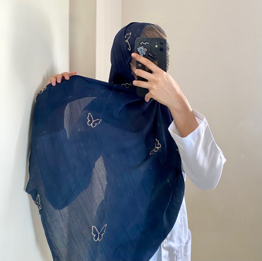 طرحة لينن فراشات لون كحلي