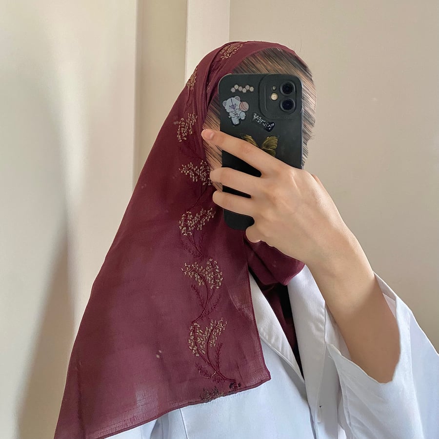 طرحة رغد لينن لون عنابي