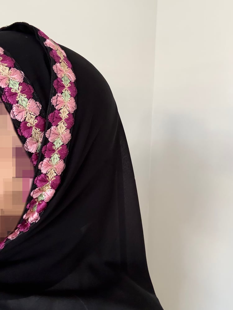 ‎طرحة ريحانه ليزر لون اسود بطرف كلفة بنفسجي