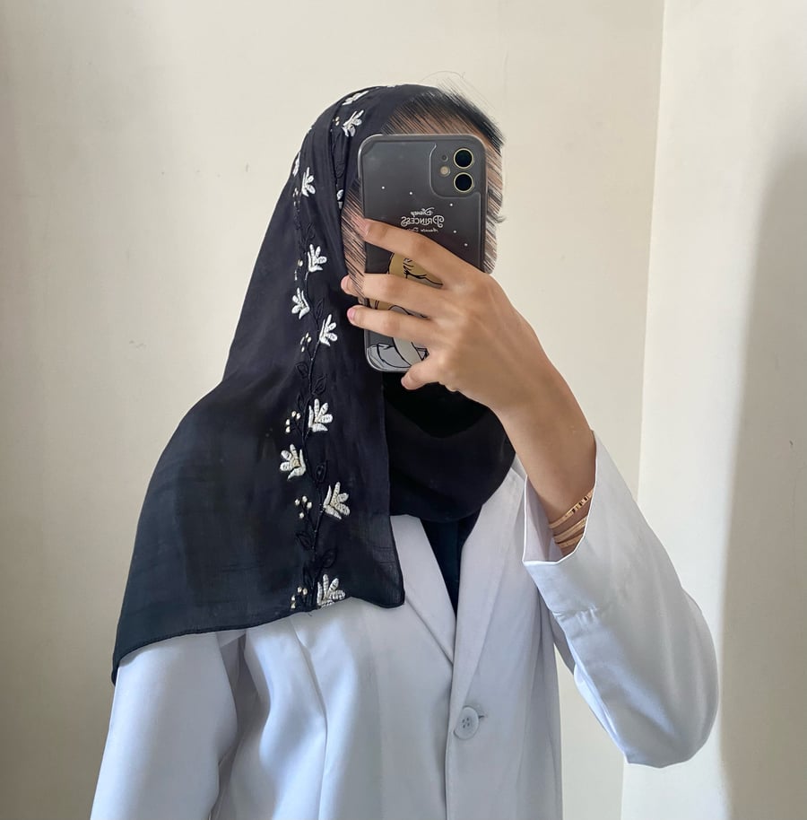 طرحة لمى لينن - لون اسود