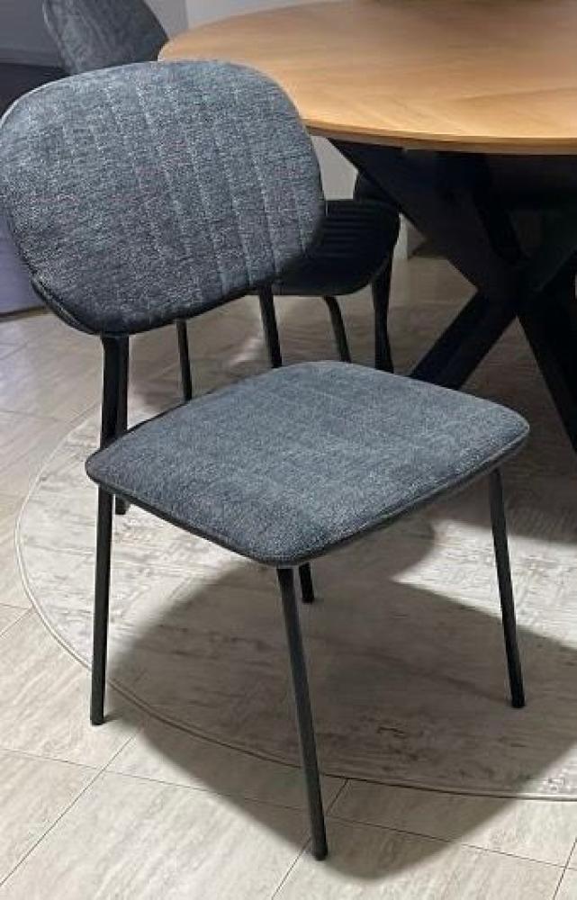 كراسي متعددة ألوان