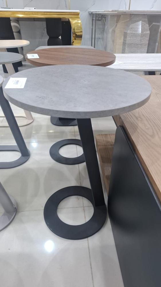 طاولة جانبية بقاعدة دائرية وتصميم مائل عدة ألوان