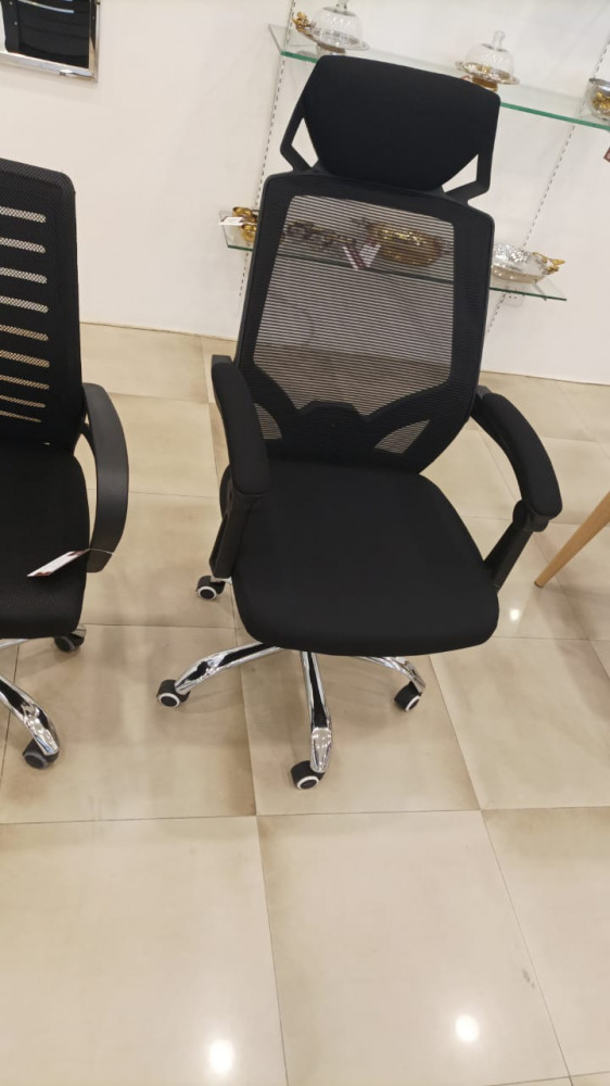 كرسي مكتب أسود
