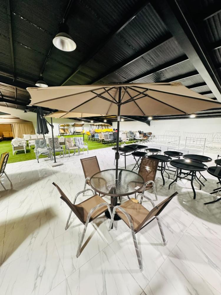 Outdoor seating set resistant to heat and rain