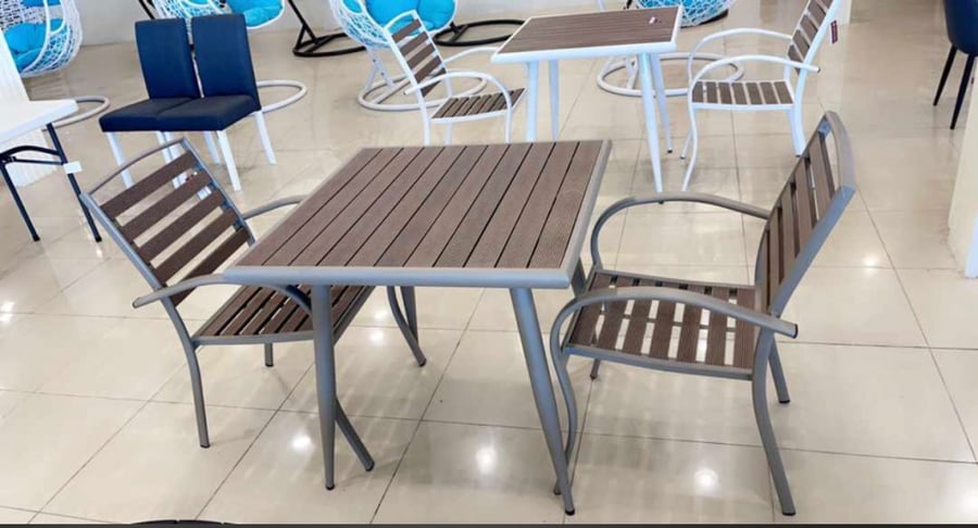 طاولة تتحمل الحرارة والامطار
