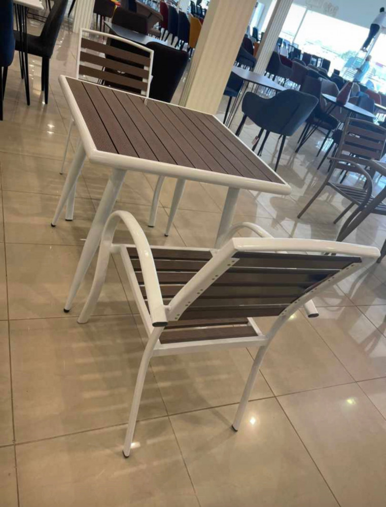 طقم طاولة وكرسيين بلون ابيض وبني