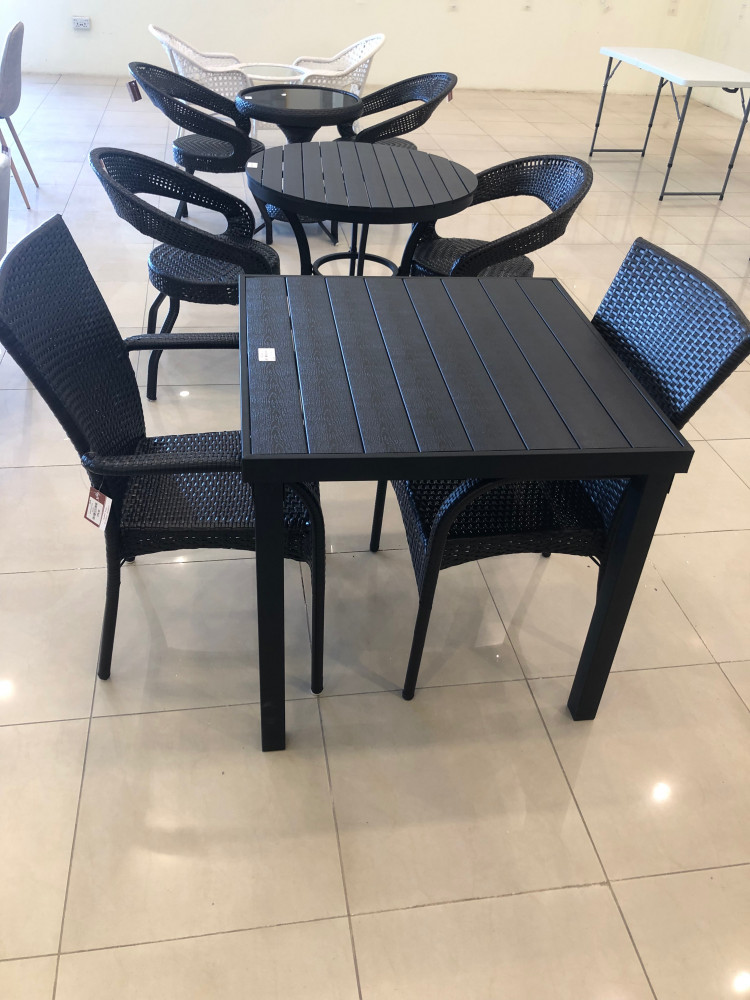 طاولة تتحمل الحرارة والامطار