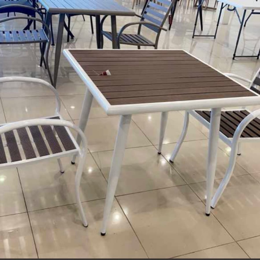 طقم طاولة وكرسيين بلون ابيض وبني