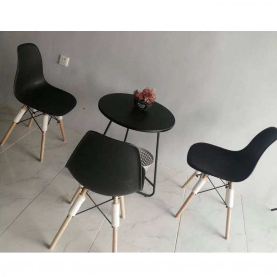 طقم طاولة و ثلاثة كراسي