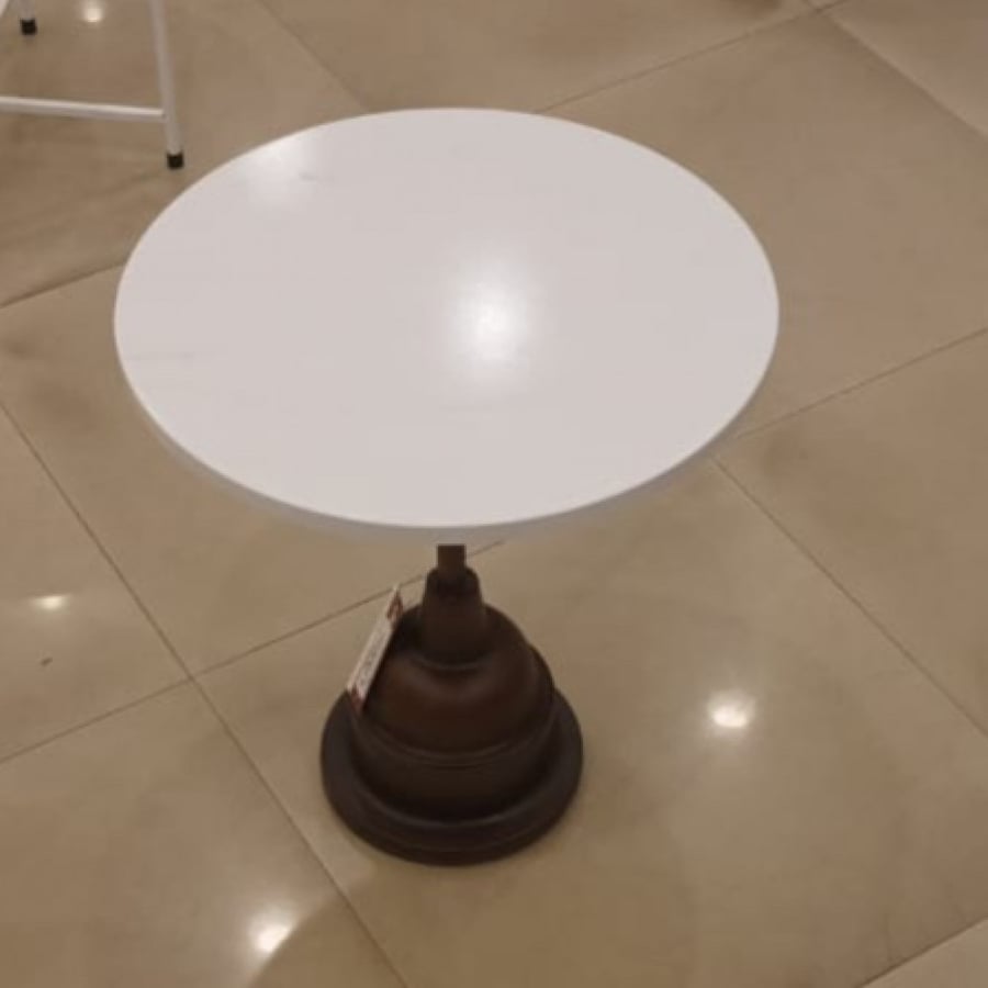 طاولة لون بني وأبيض