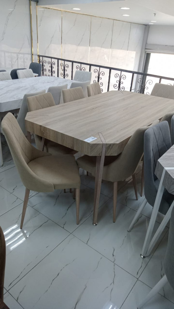 طقم طاولة و ثمانية كراسي