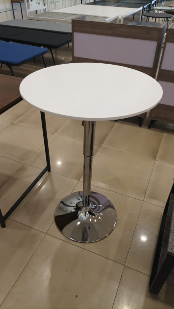 Height-controlled bar table