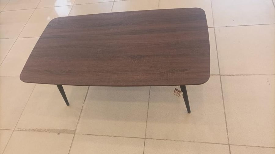 طاولة لون بني غامق