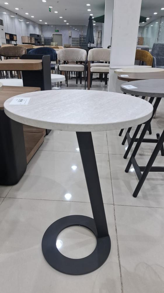 طاولة جانبية بقاعدة دائرية وتصميم مائل عدة ألوان
