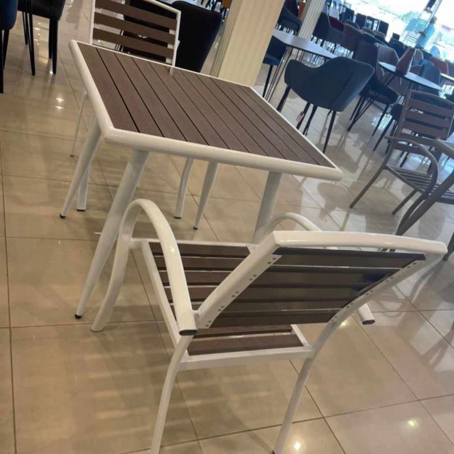 طقم طاولة وكرسيين بلون ابيض وبني