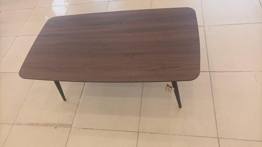 طاولة لون بني غامق